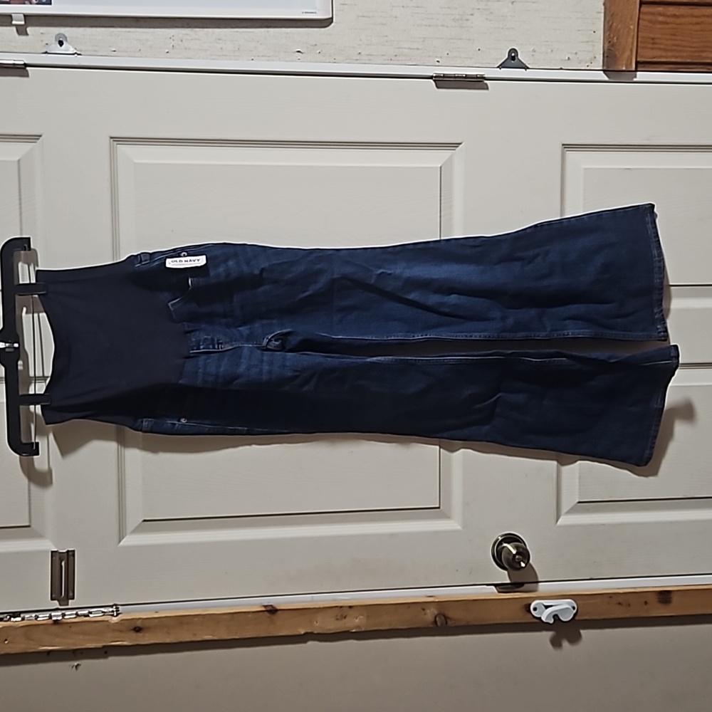 OLD NAVY MATERNITY FLARE JEANS: FULL PANEL: NEW WITH TAGS: SIZE 6 SHORT